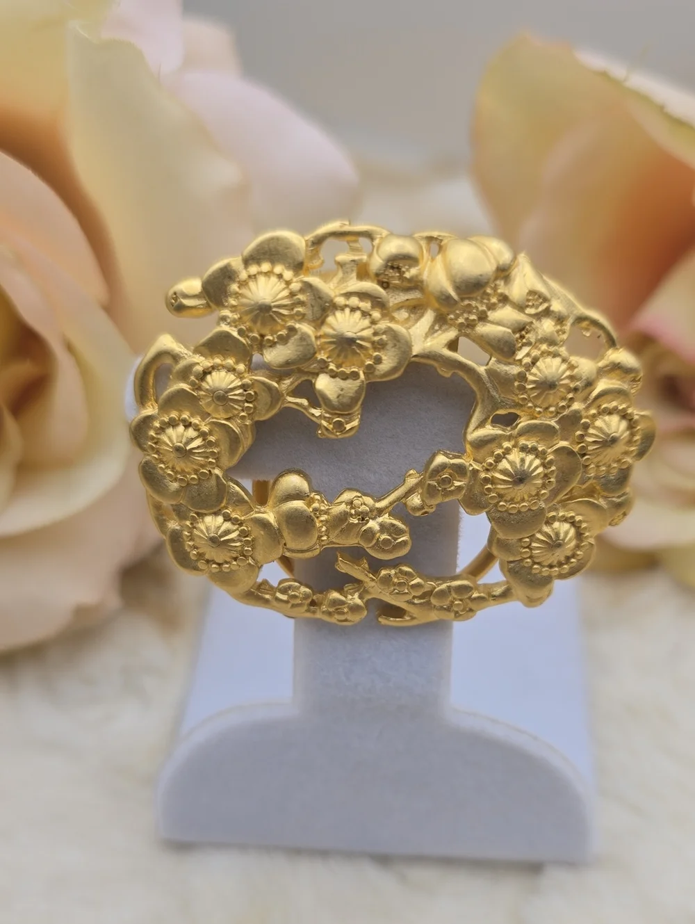 Mary McFadden, Signed. FLoral/Scalloped Gold-Tone Scarf Clip